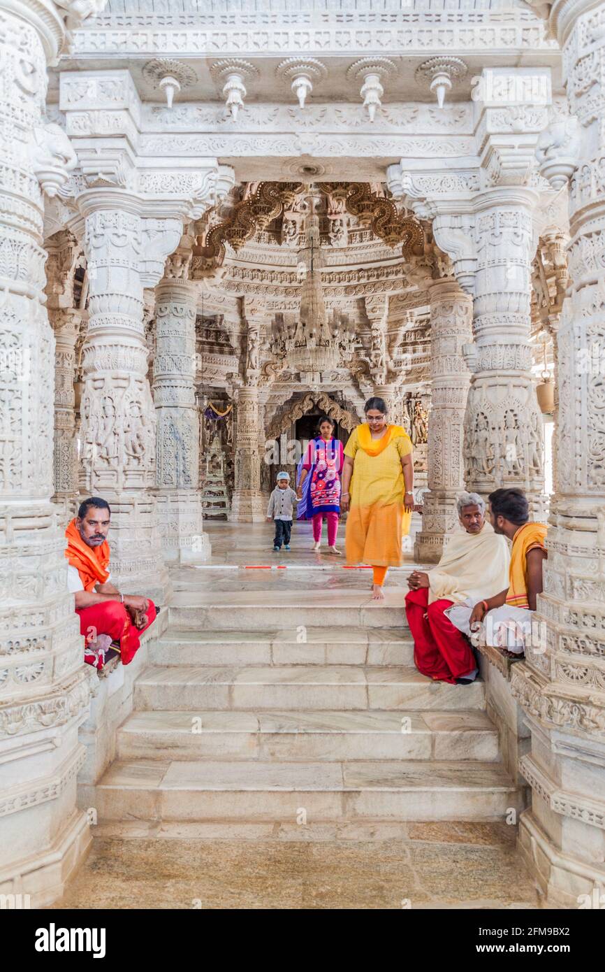 RANAKPUR, INDIEN - 13. FEBRUAR 2017: Geschnitzte Marmor-Innenraum von Jain Tempel in Ranakpur, Rajasthan Staat, Indien Stockfoto
