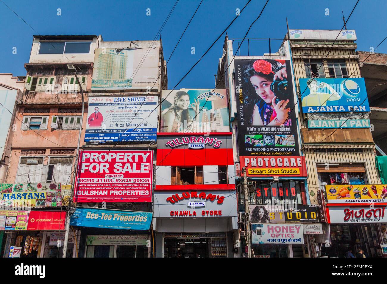 UDAIPUR, INDIEN - 14. FEBRUAR 2017: Verschiedene Werbeplakate auf Häusern in Udaipur, Rajasthan Staat, Indien Stockfoto