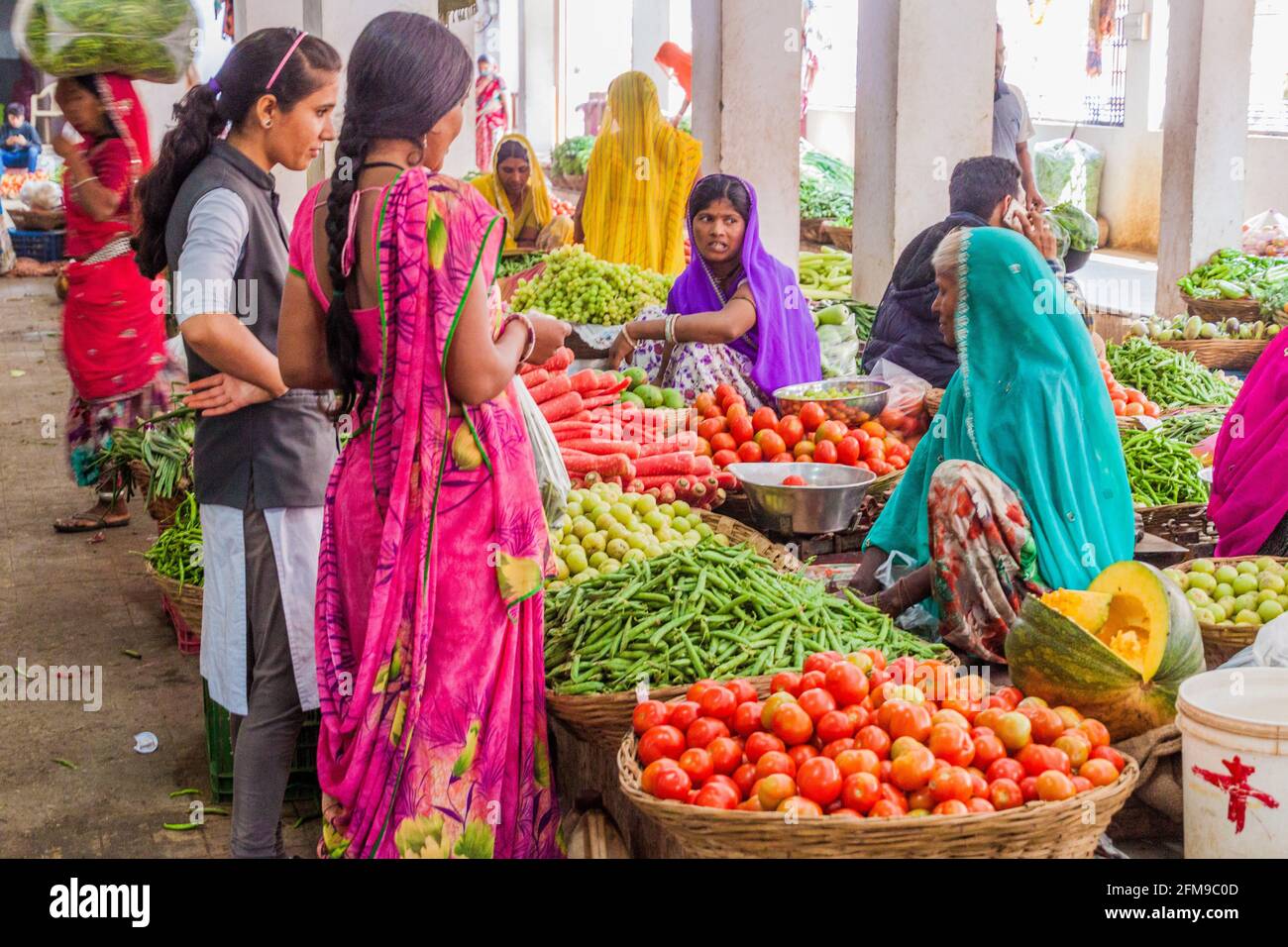 CHITTORGARH, INDIEN - 15. FEBRUAR 2017: Frauen auf dem Obst- und Gemüsemarkt in Chittorgarh, Bundesstaat Rajasthan, Indien Stockfoto