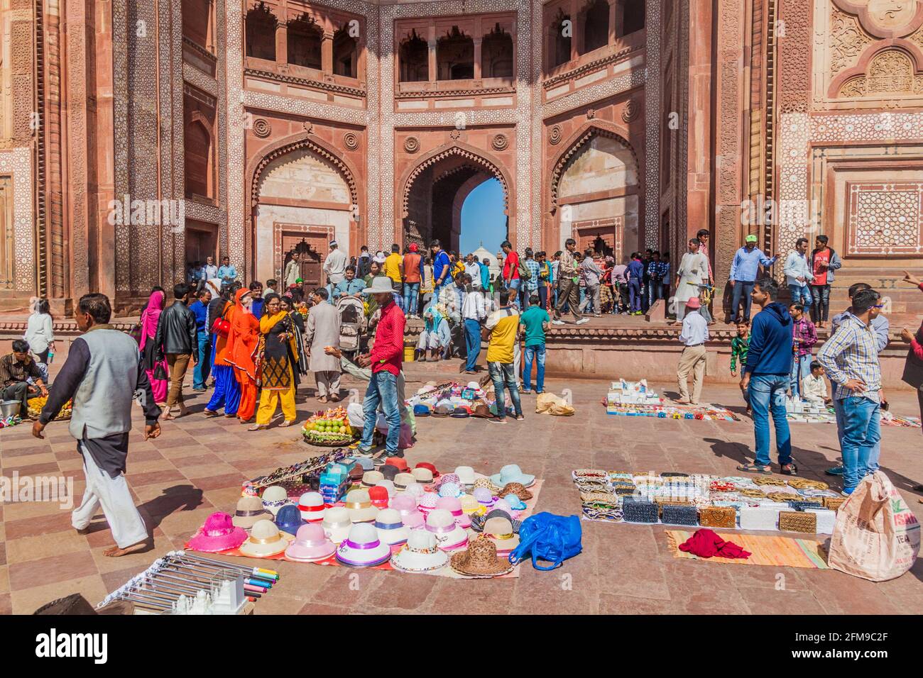 FATEHPUR SIKRI, INDIEN - 17. FEBRUAR 2017: Touristen und Händler in Buland Darwaza (Victory Gate) der antiken Stadt Fatehpur Sikri, Uttar Pradesh sta Stockfoto