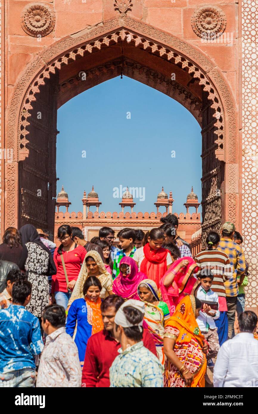 FATEHPUR SIKRI, INDIEN - 17. FEBRUAR 2017: Menschenmassen, die durch Buland Darwaza (Victory Gate) der alten Stadt Fatehpur Sikri, Uttar Pr Stockfoto