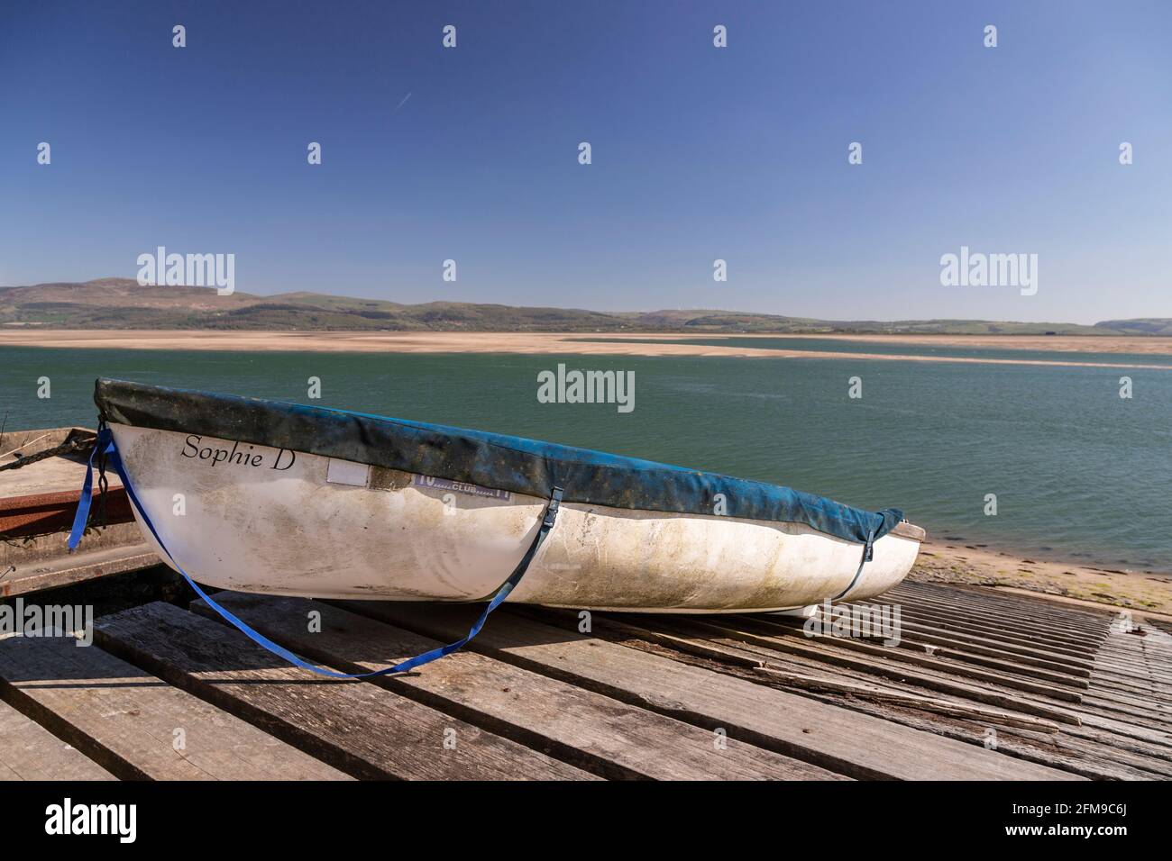 Boot auf dem Slipway in Aberdyfi an der walisischen Küste Stockfoto