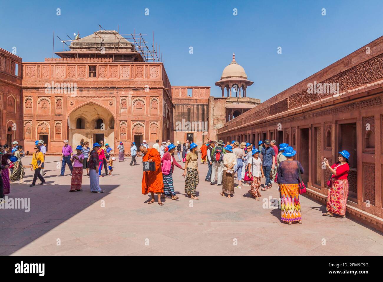 AGRA, INDIEN - 20. FEBRUAR 2017: Einheimische Touristen besuchen den Shah Jahani Mahal Palast in Agra Fort, Bundesstaat Uttar Pradesh, Indien Stockfoto