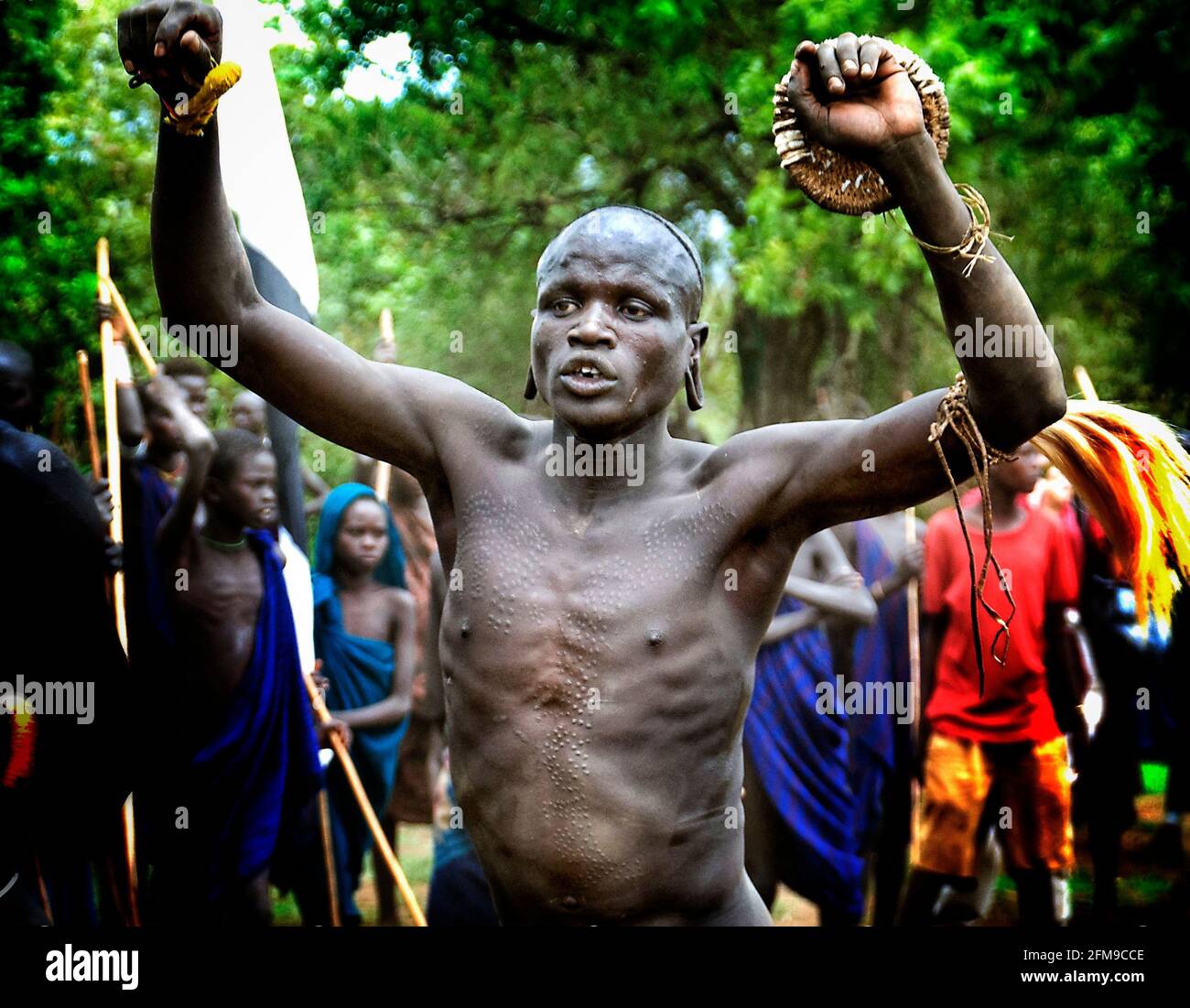 Die Dongakämpfe werden von den meisten Mitgliedern des Stammes beobachtet. OMO VALLEY, ÄTHIOPIEN: TRIFF DEN Stamm, der sich in einem heftigen und blutigen Kampf mit Th Stockfoto