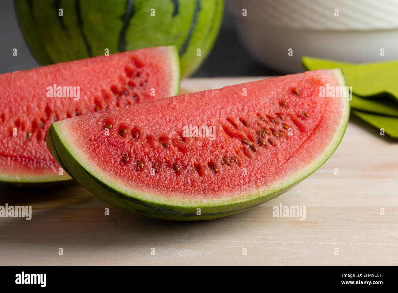 Frische, saftige Teile einer roten Wassermelone aus der Nähe Stockfoto