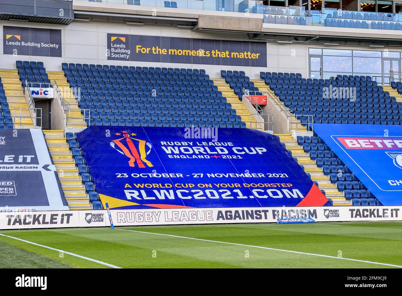 Auf dem Emerald Headingley-Stand befindet sich ein Banner, auf dem die Rugby League World Cup 2021 gezeigt wird, die später in diesem Jahr in England stattfinden wird. Stockfoto