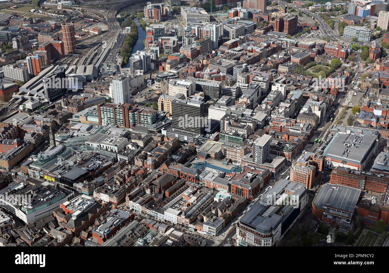 Luftaufnahme des Stadtzentrums von Leeds aus dem Nordosten, mit dem Bürogebäude Pinnacle in der Mitte der Aufnahme (Leeds Station oben links) Stockfoto