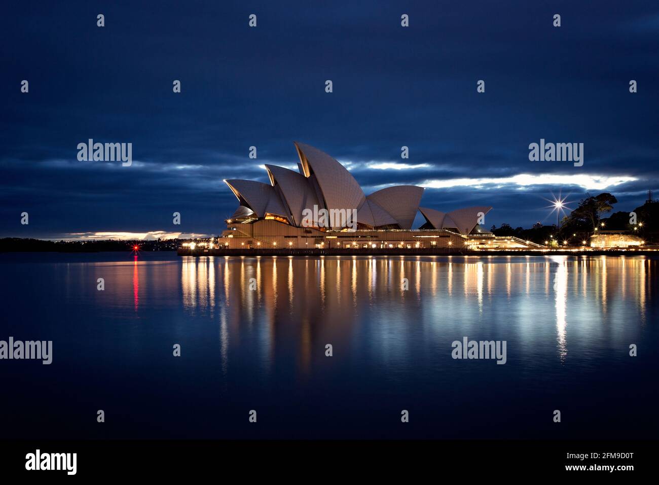 Sydney Opera House und Reflexionen kurz vor Sonnenaufgang Stockfoto