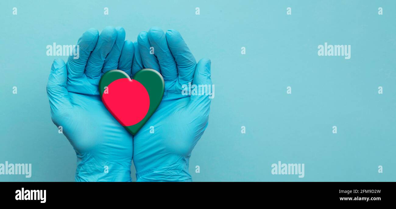 Ärzte Hände tragen chirurgische Handschuhe mit Bangladesh Flag Herz Stockfoto
