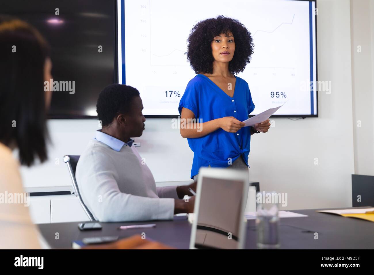 afroamerikanische Frau, die ihren Bürokollegen eine Präsentation gibt Im Tagungsraum im Büro Stockfoto