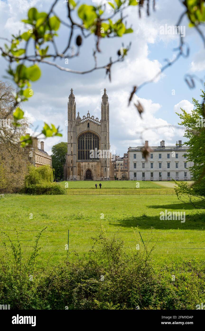 Cambridge, Großbritannien. Mai 2021. Saftig grüne Wiesen auf dem Rücken hinter der Kings College Kapelle, die zur Cambridge University gehört, an einem gemischten Frühlingstag mit Sonne und Duschen. Es wird erwartet, dass das Wetter in Großbritannien über das Wochenende nass und wärmer wird. Kredit: Julian Eales/Alamy Live Nachrichten Stockfoto