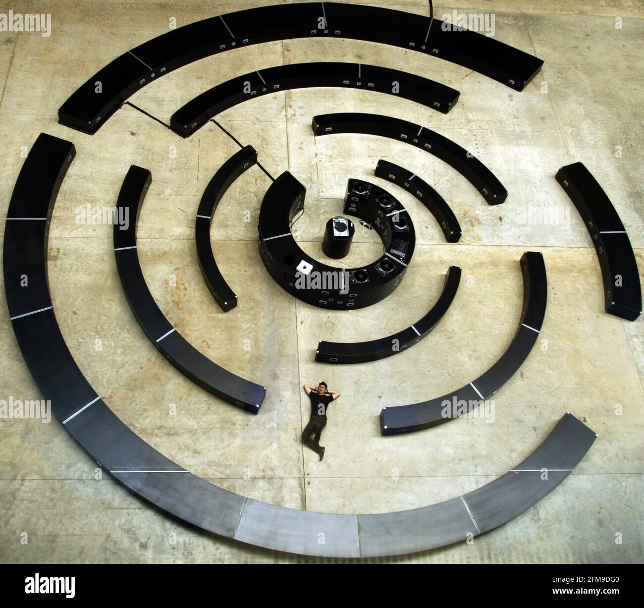 Im Rahmen von UBS Openings: The Long Weekend, dem viertägigen Festival der Tate Modern für den Mai-Feiertag, hat der Künstler Mathieu Briand ein riesiges experimentelles Tonstudio und einen Performance-Raum geschaffen, "The Spiral", der das Turbine Hall-Bild David Sandison füllt Stockfoto