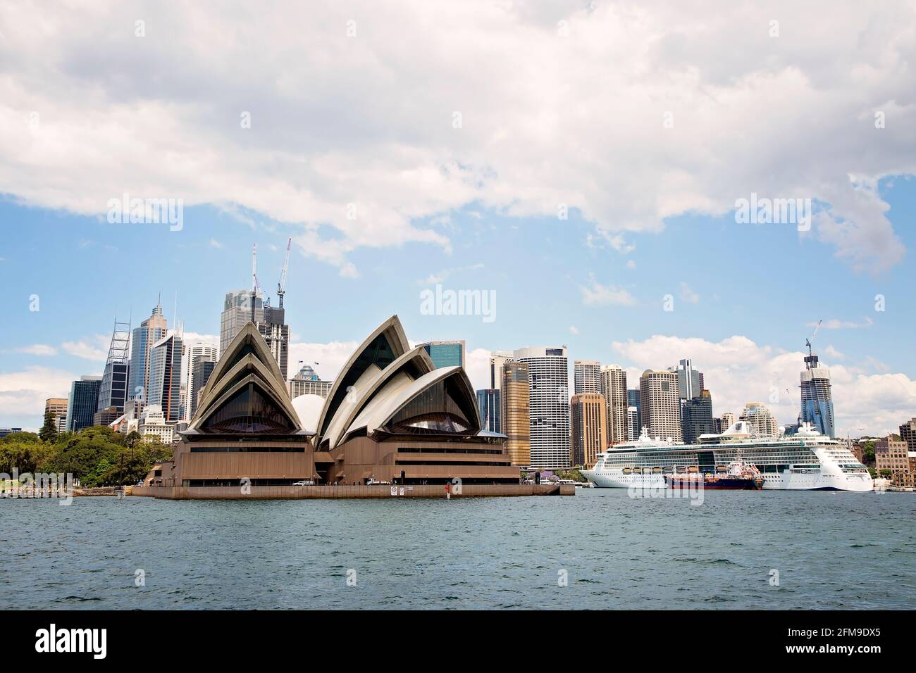 Skyline von Sydney mit Opernhaus und Radiance of the Seas Stockfoto