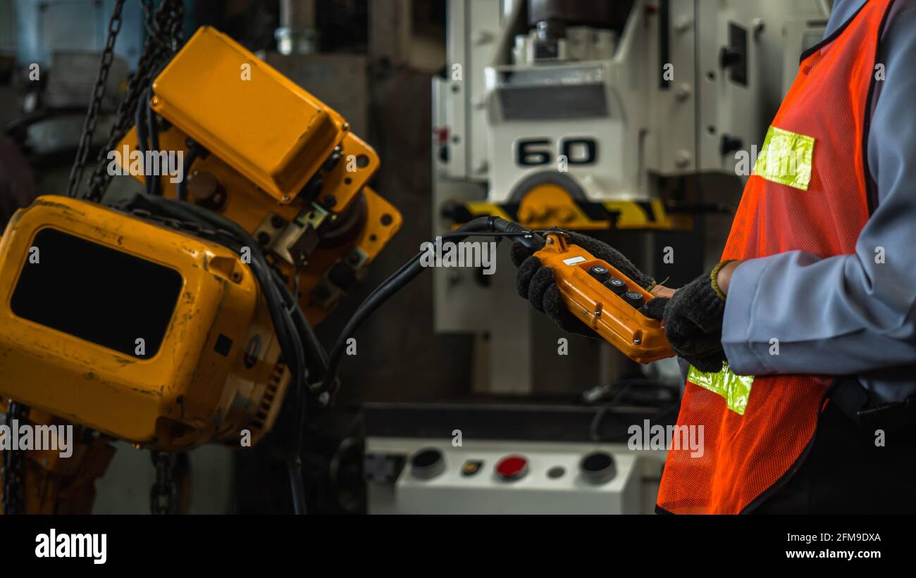 Nahaufnahme der Arbeitersteuerung mit Maschinensteuerung in Branche Stockfoto