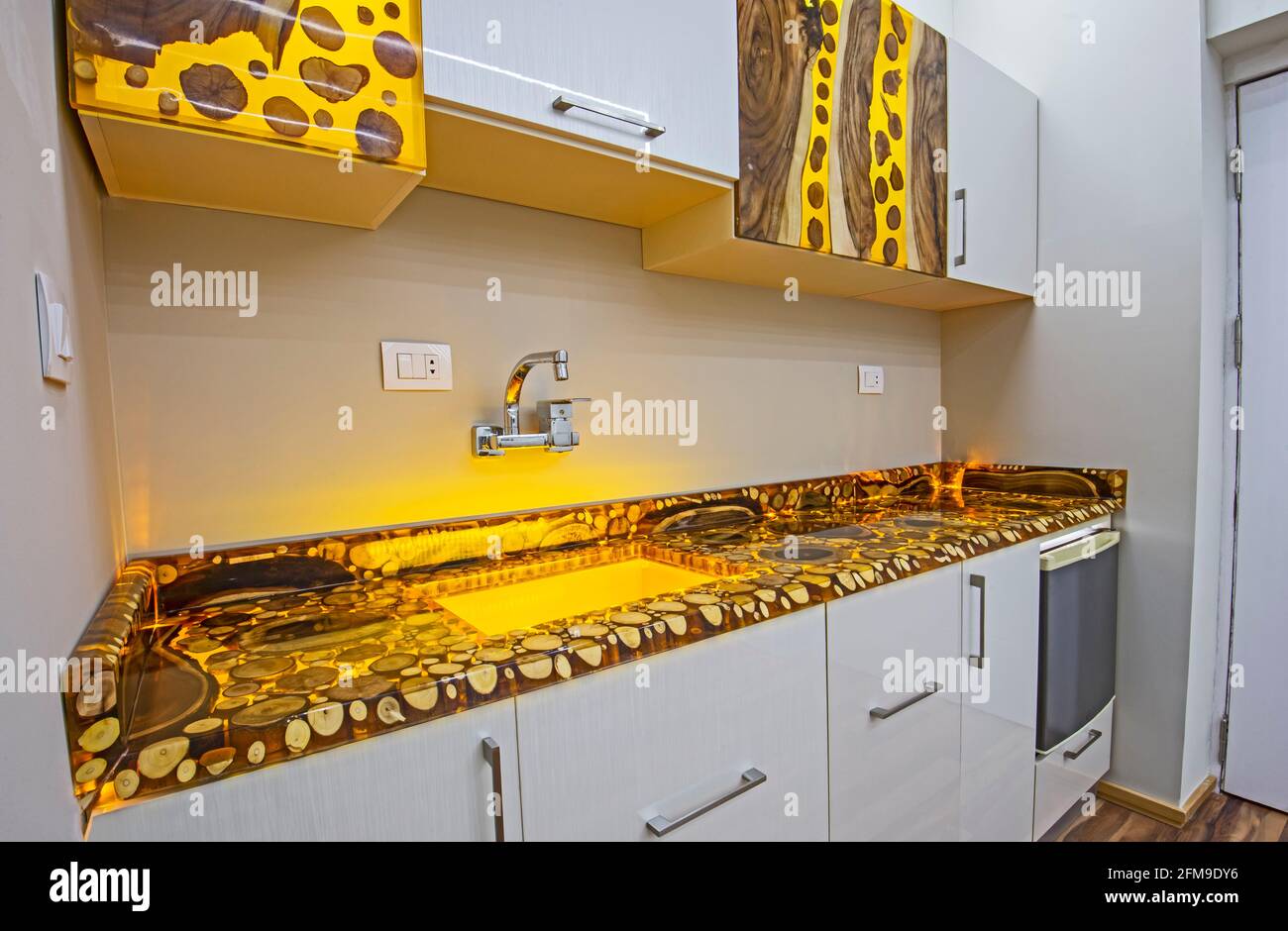 Inneneinrichtung mit Epoxidharz und Holzbaumböcken Moderne Küche mit  Schränken und Waschbecken im Luxus-Apartment-Showroom Stockfotografie -  Alamy