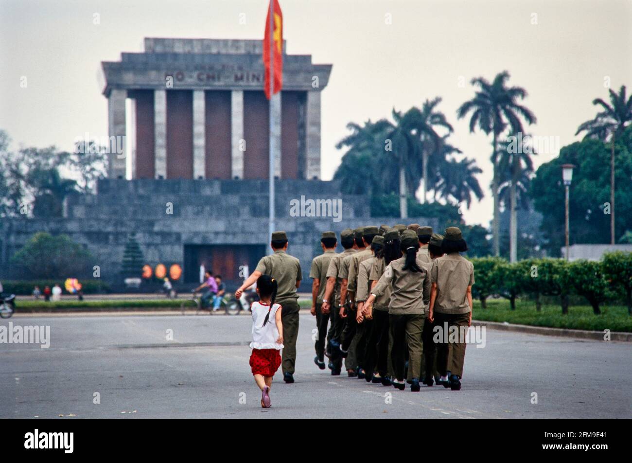 Ein kleines Mädchen praktiziert den Schritt mit den Wachen im Ho-Chi-Minh-Mausoleum in Hanoi. 04/1994 - Christoph Keller Stockfoto