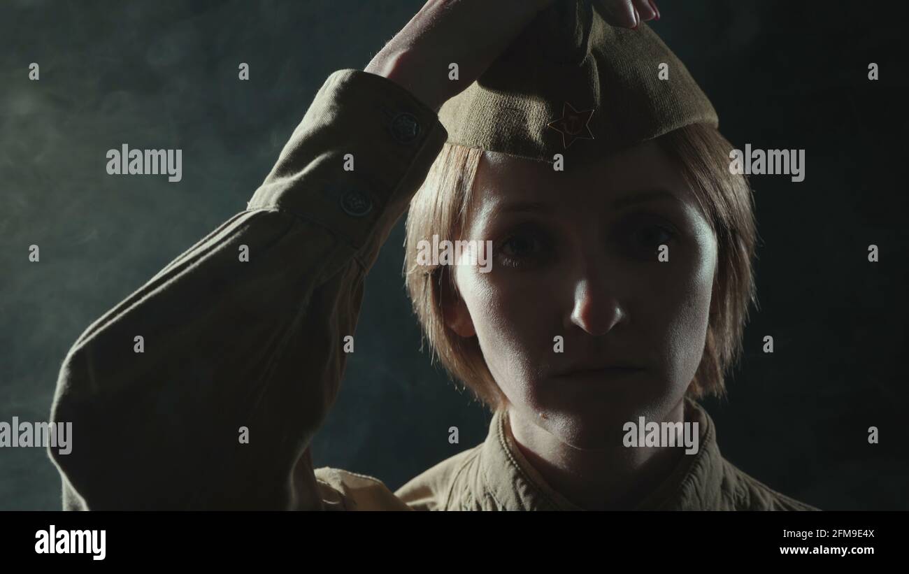 Porträt einer jungen Frau in sowjetischer Uniform im Schatten Stockfoto