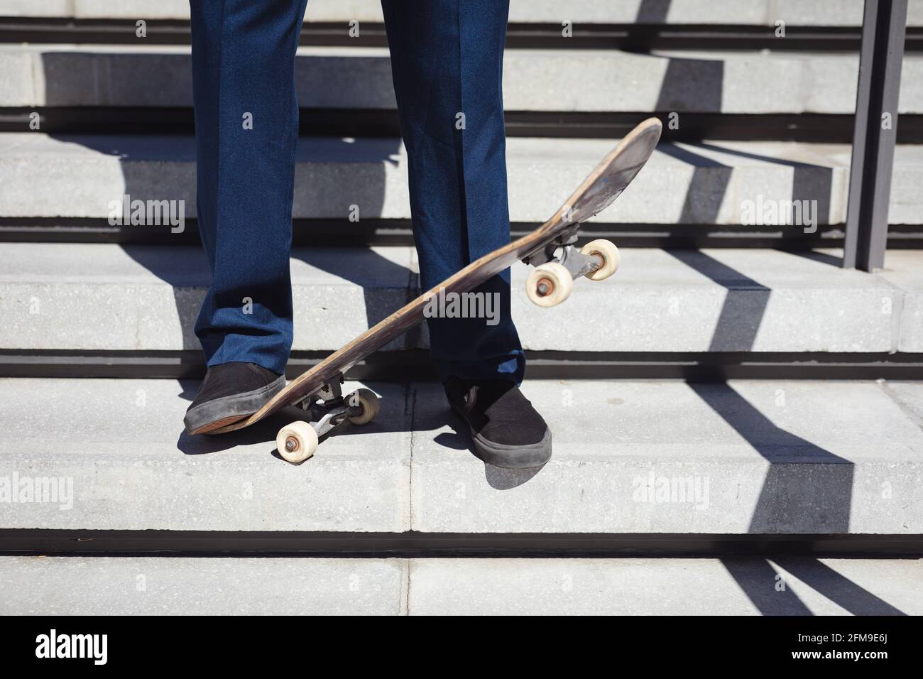 Niedriger Abschnitt der kaukasischen Geschäftsmann auf Skateboard in der stehen So Stockfoto