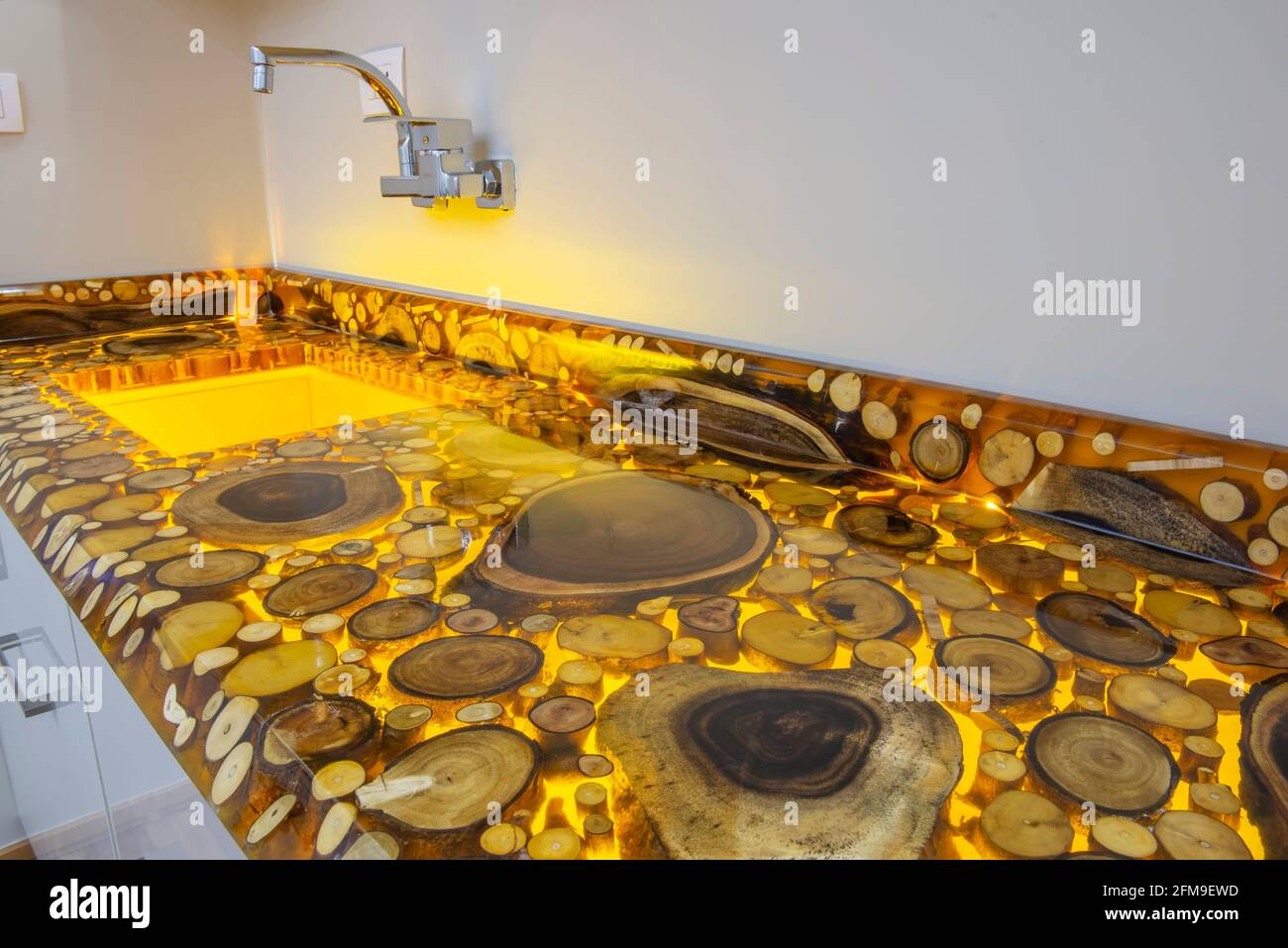 Inneneinrichtung mit Epoxidharz und Holzbaumböcken Moderne Küche mit  Waschbecken im Luxus-Apartment-Showroom Stockfotografie - Alamy