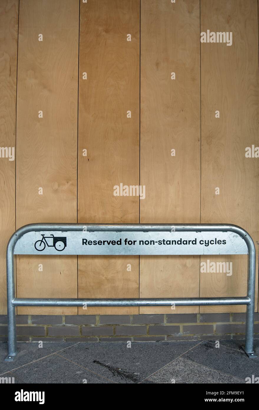 Fahrradstand am kingston Train Station Cycle Hub, surrey, england, reserviert für nicht-Standard-Fahrräder und mit Text und einem Lastenrad-Logo gekennzeichnet Stockfoto