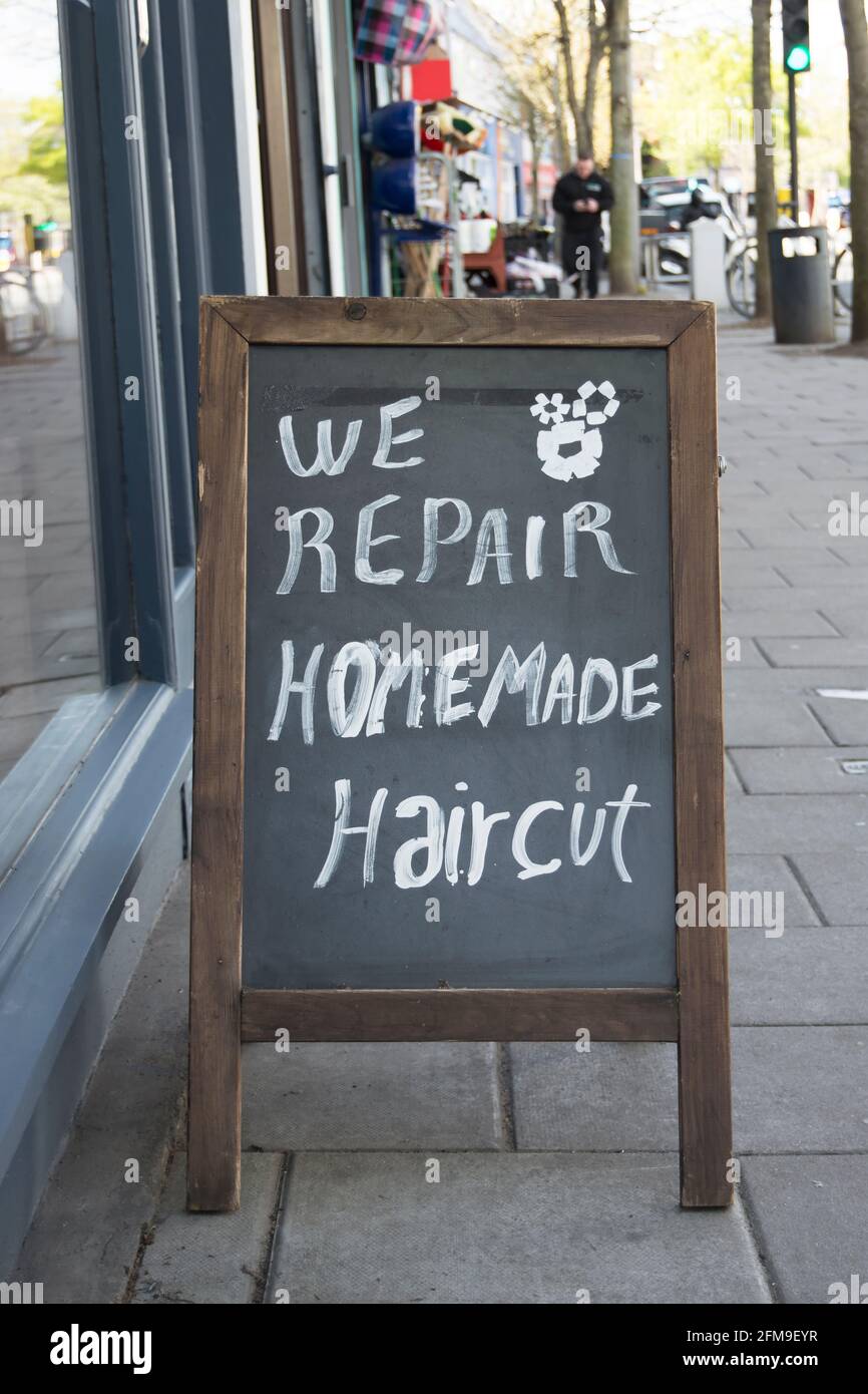 Wir reparieren selbstgemachte Haarschnitt-Schilder vor einem Friseurladen in twickenham, middlesex, england Stockfoto
