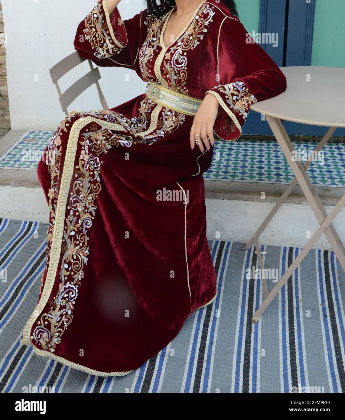 Foto von einem schönen Mädchen in marokkanischen Kaftan takchita. Stockfoto