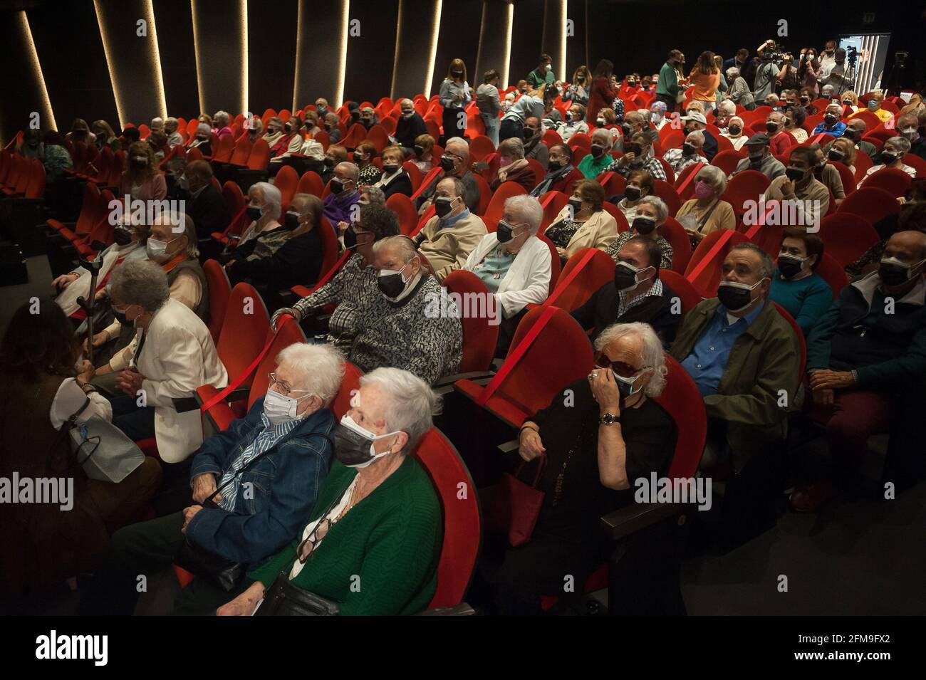 Ältere Menschen mit Gesichtsmasken werden vor der Präsentation der Veranstaltung „The Great Applaud“ im Soho CaixaBank Theatre gesessen. Die Theaterstiftung des spanischen Schauspielers Antonio Banderas hat in Zusammenarbeit mit anderen Stiftungsgründungen zwei Konzerte des Sinfonieorchesters Soho Pop für alte Menschen organisiert. Mehr als 350 geimpfte ältere Menschen werden die Musikkonzerte als Anerkennung und Anerkennung für ihre Verantwortung und ihren Kampf während der Coronavirus-Pandemie genießen. (Foto von Jesus Merida/SOPA Images/Sipa USA) Stockfoto