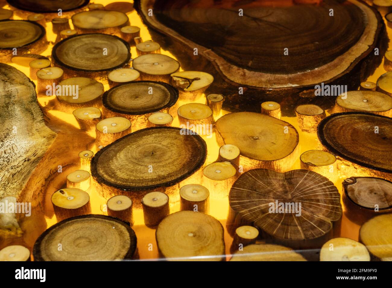 Abstrakte Inneneinrichtung mit Details aus Holz Baumscheiben in Epoxidharz,  die Tischzähler bilden Stockfotografie - Alamy