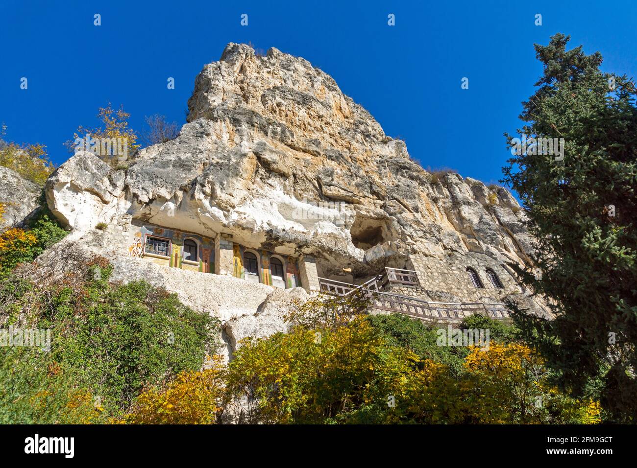 Mittelalterliches Basarbovo-Felsenkloster, dem Heiligen Dimitar Basarbowski gewidmet, Region Ruse, Bulgarien Stockfoto