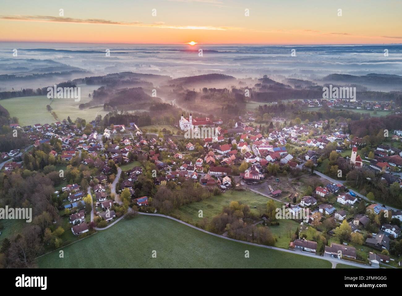 Luftaufnahme des Irseemarktes in Ostallgäu bei Sonnenaufgang Stockfoto