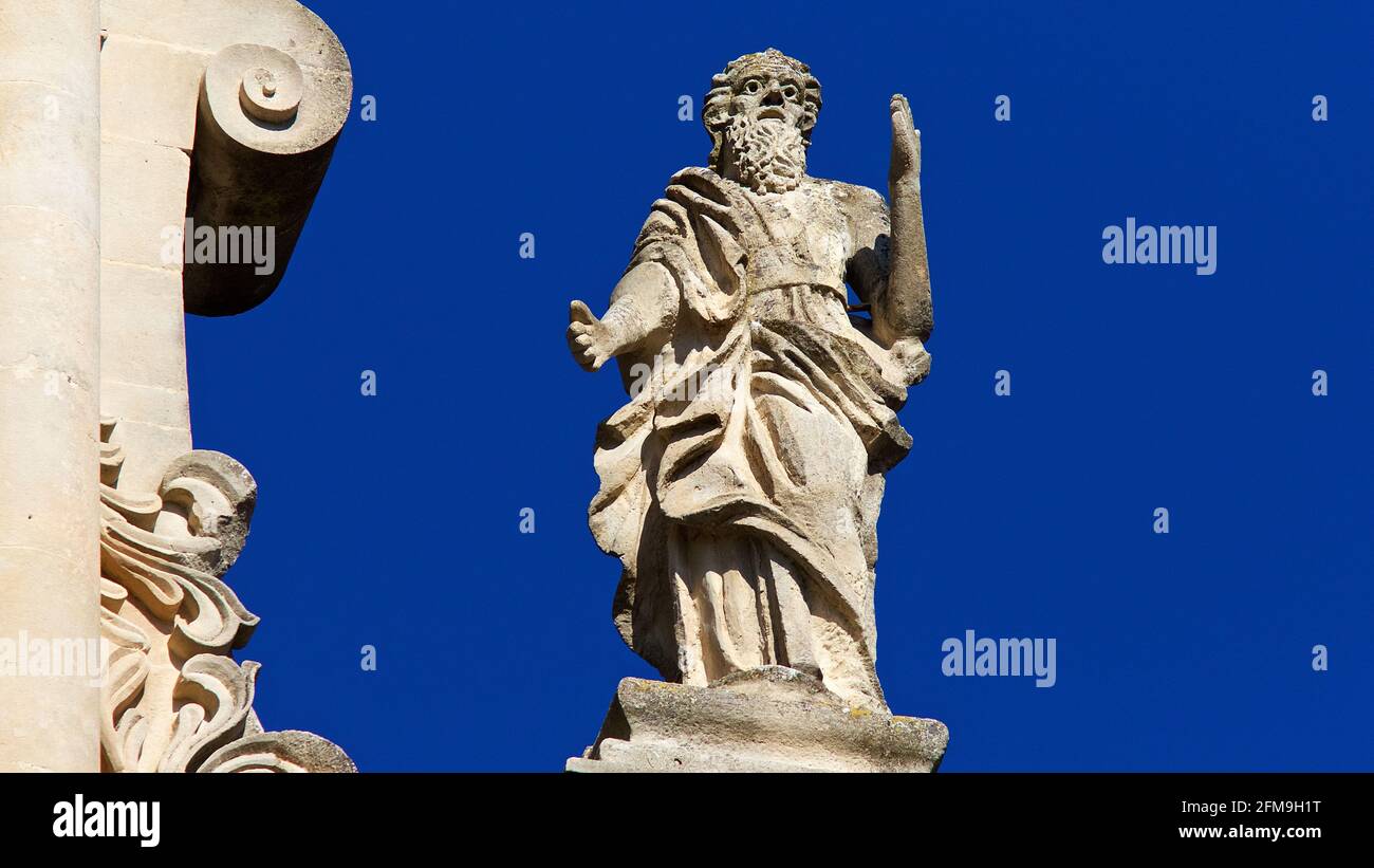 Italien, Sizilien, Südost-Sizilien, Barockwinkel, Ragusa, Duomo di San Georgio, stehende Barockfigur, nördliche untere Dachleiste, blauer Himmel, Detail Stockfoto