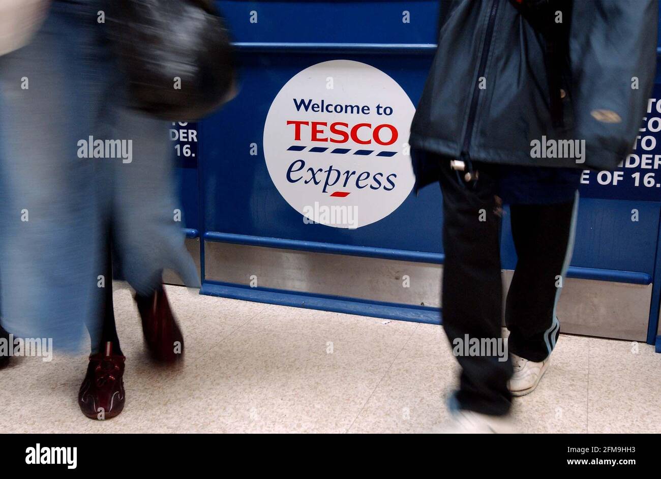 Tesco Express auf der Camden Road, Nord London,30. Oktober 2002 Foto Andy Paradise Stockfoto