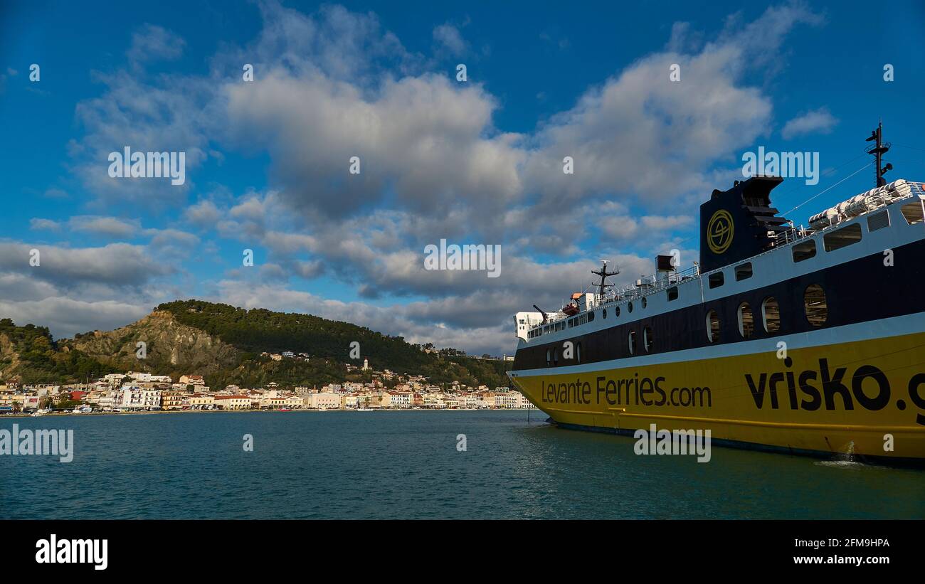 Zakynthos, Zakynthos Stadt, Hafen, Fähre, Levante Fähren, Fähre rechts im Bild, super Weitwinkelaufnahme, lim Hintergrund Zakynthos Stadt mit Festungshügel, tiefblauer Himmel, grau-weiße Wolken Stockfoto