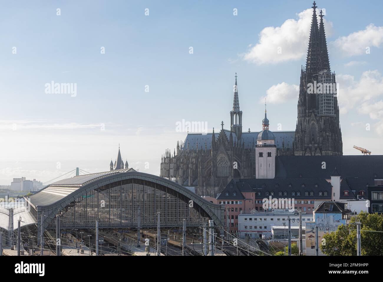 Kölner Dom und Hauptbahnhof aus Richtung Eigelstein. Dieses Bild wurde von der Dachterrasse des neuen URBAN LOFT Cologne - einem Hotel der Althoff Hotels - aufgenommen. Stockfoto