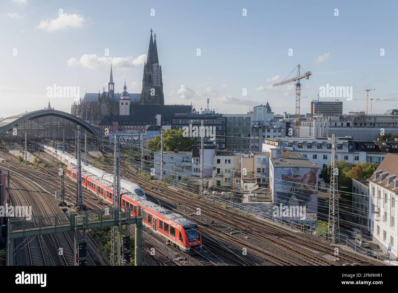 Kölner Dom und Hauptbahnhof aus Richtung Eigelstein. Dieses Bild wurde von der Dachterrasse des neuen URBAN LOFT Cologne - einem Hotel der Althoff Hotels - aufgenommen. Stockfoto