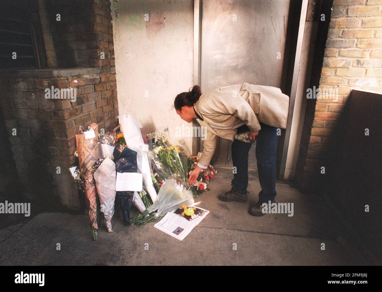 Mord an der 10-jährigen Damilola Taylor in Peckham Dez 2000 Rebecca Jackson vom Ealing Broadway, legt Blumen auf den wachsenden Haufen von Blumengeluhen, an der Stelle, an der Damilola starb. Stockfoto