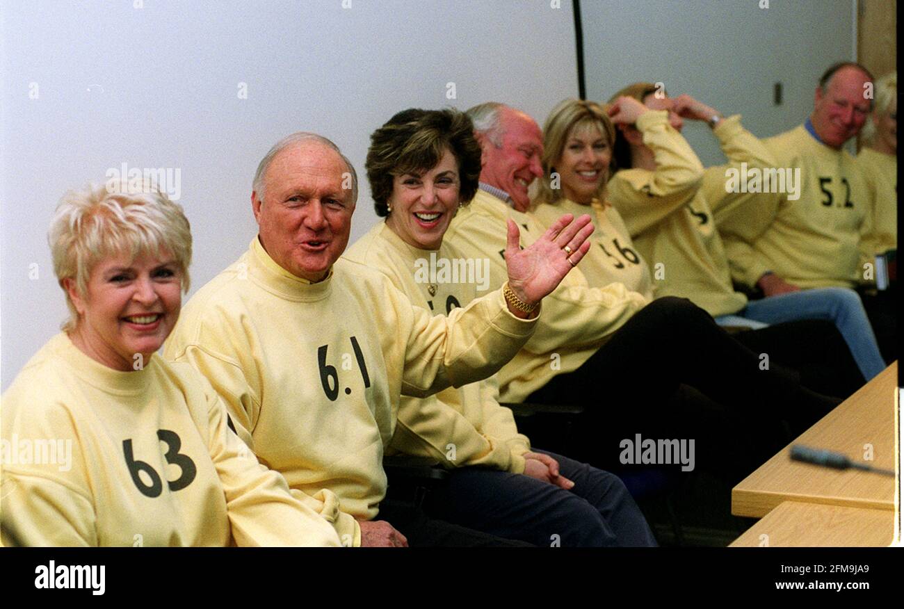 Flora ProActiv Promotion März 2001 verschiedene Prominente fördern Flora ProActiv Und seine Wirksamkeit bei der Senkung des Cholesterinspiegels VON LINKS NACH RECHTS Gloria Hunniford - Stuart Hall - Edwina Currie - Henry Cooper - Sharron Davies - Gabby Yorath - Jack Charlton Stockfoto
