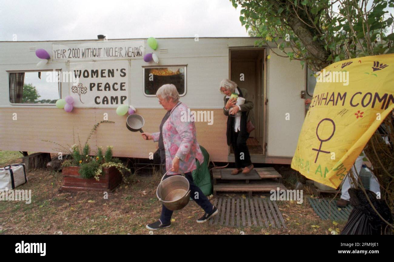 Die Frauen von Greenham Common ziehen nach 19 Jahren endlich weg. Die beiden verbleibenden Frauen, L-R: Jean Hutchinson und Sarah Hipper, die die Karawane verlassen haben, die ihr Zuhause war. Stockfoto
