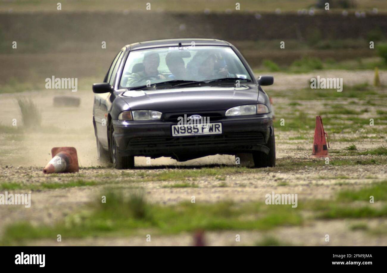 FÜR ANDY IOS Reporter wird Ian Miller von Penny Aricular gezeigt, wie man ein Rallyefahrer auf dem Oakley Airfield ist. 17. September 2001 Bild:JOHN VOOS Stockfoto