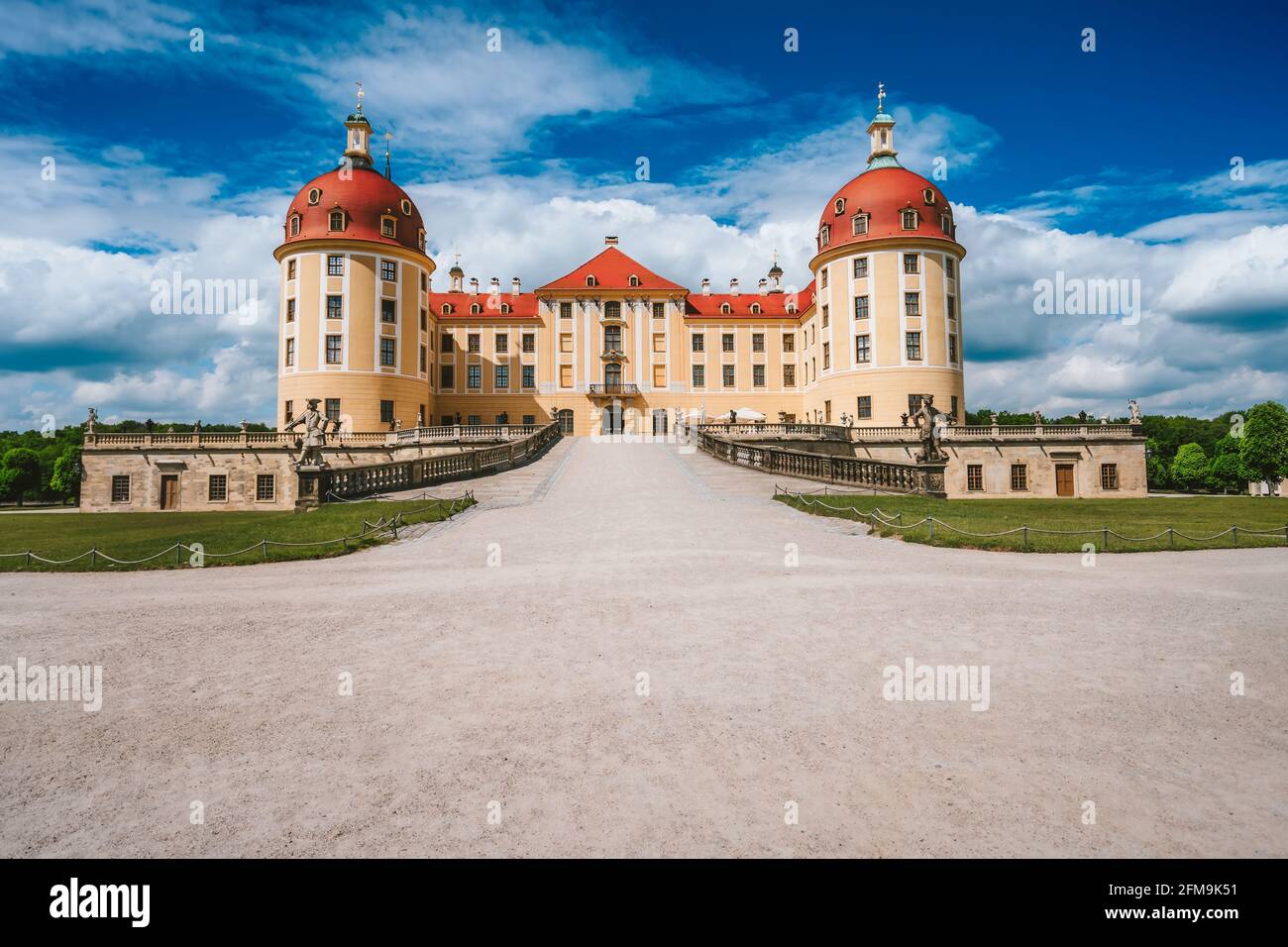 Schloss Moritzburg befindet sich in Deutschland, Sachsen Region, in der Nähe von Dresden. Schöner Frühlingstag mit blauem Himmel und weißen Wolken. Umgeben von einem schönen Park. Stockfoto