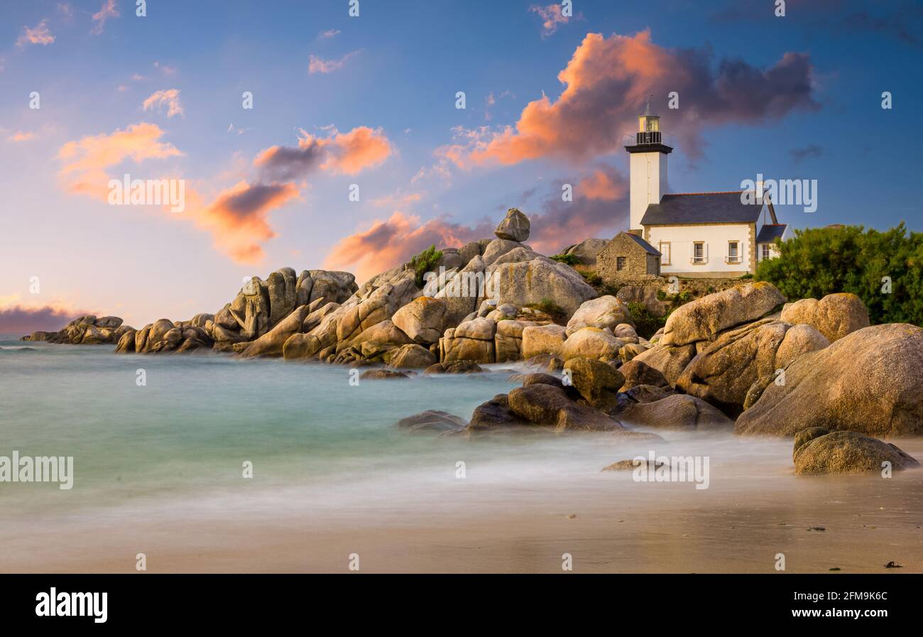 Sonnenuntergang am Pontusval Leuchtturm in Frankreich Stockfoto