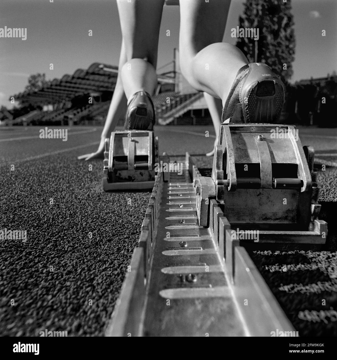 Die Beine eines Leichtathletik-Athleten am Start Blockieren Stockfoto