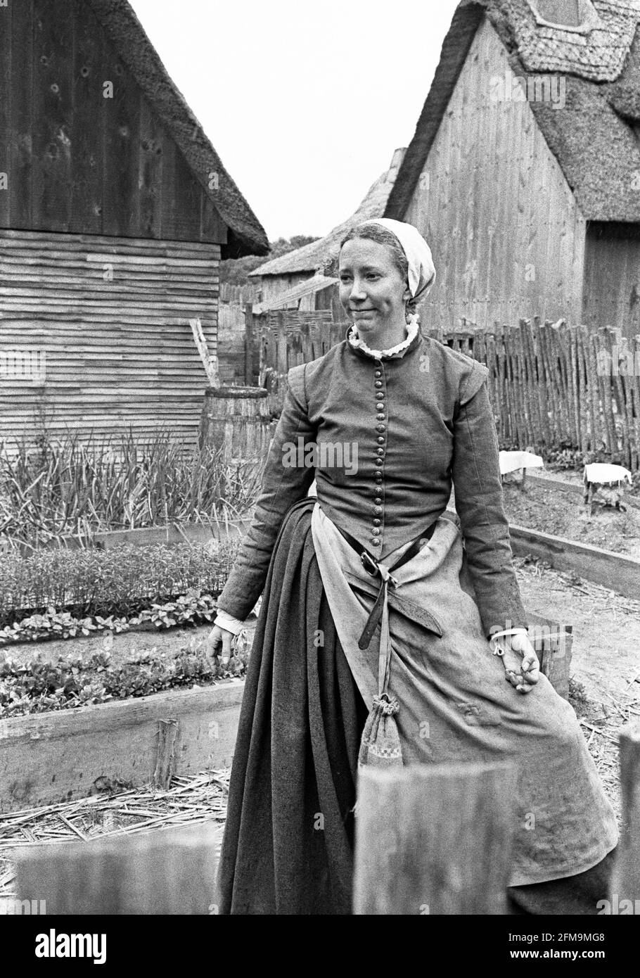 In Plimoth Plantation, Massachuttes, einem lebenden historischen Museum in der Nähe von Plymouth Rock, werden Menschen als Pilgrim Puritaner gekleidet. Ca. 1983. Stockfoto