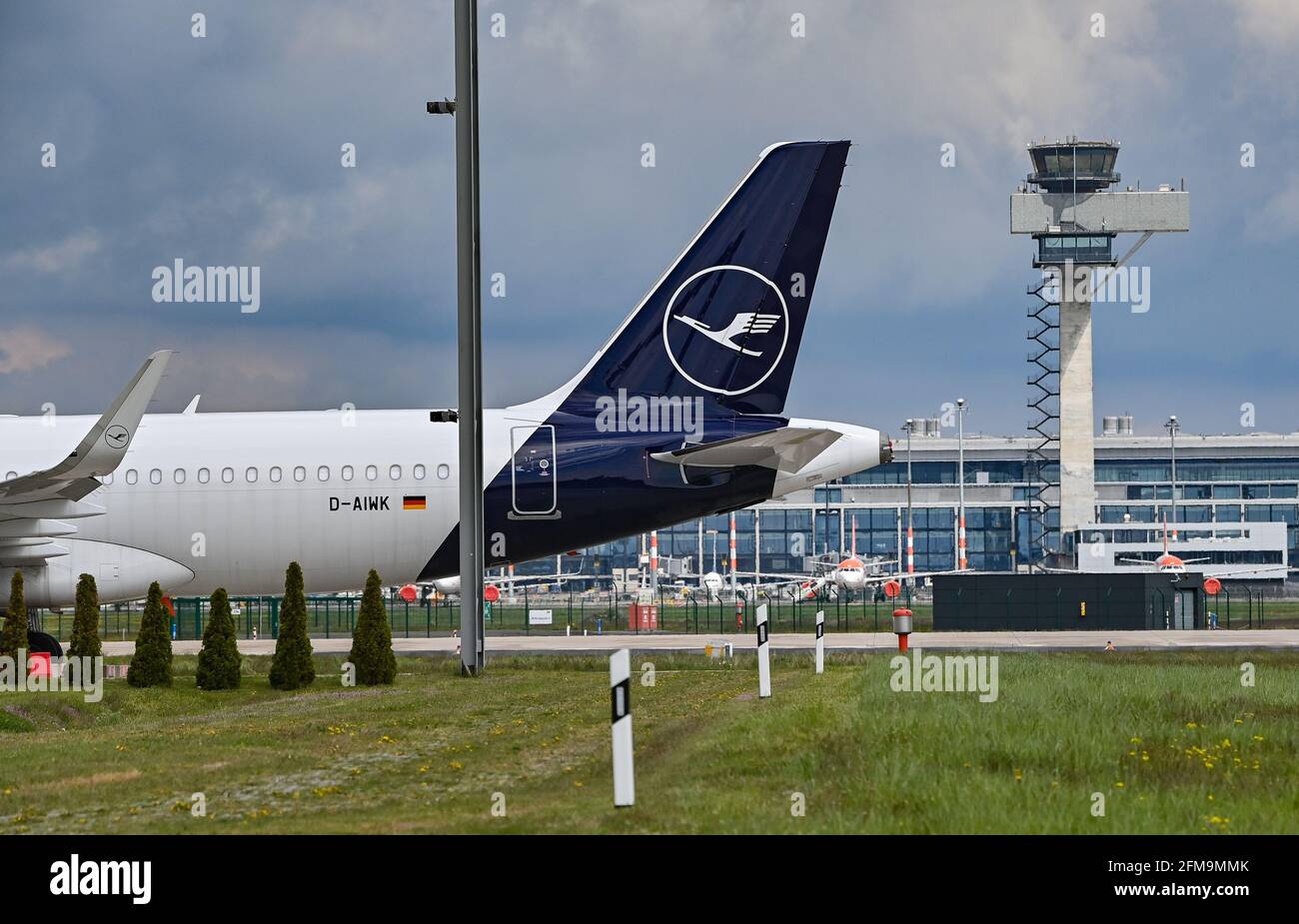 Berlin, Deutschland. Mai 2021. 06. Mai 2021, Brandenburg, Schönefeld: Ein Lufthansa-Passagierflugzeug steht auf dem Gelände des Flughafens Berlin-Brandenburg (BER) von der Startbahn. Foto: Patrick Pleul/dpa-Zentralbild/ZB Quelle: dpa picture Alliance/Alamy Live News Stockfoto