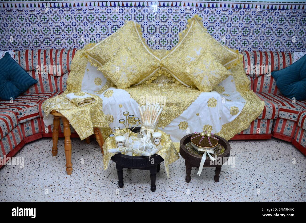 Marokkanische Hochzeit, Hochzeitsdekoration. Der Stuhl, in dem die  marokkanische Braut in ihrer Hochzeitsnacht sitzt Stockfotografie - Alamy