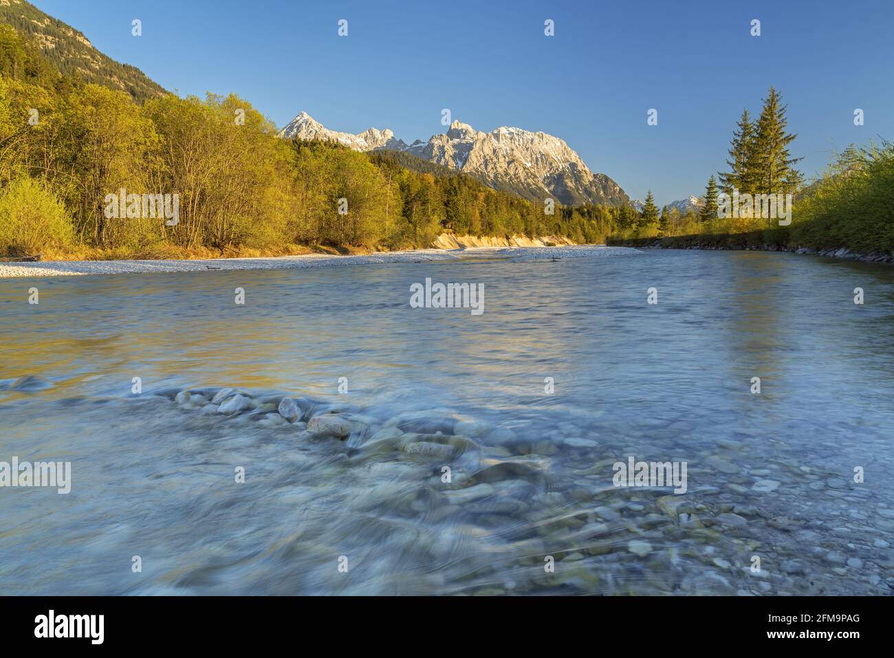 Isar im oberen Isartal vor dem Karwendelgebirge, Krün, Oberbayern, Bayern, Deutschland Stockfoto