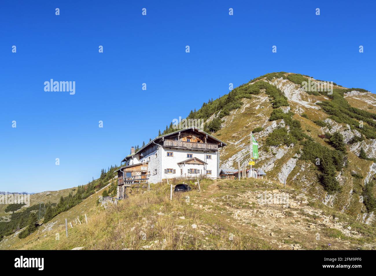 Blick auf die Tölzer Hütte vor dem Schafreuter (2, 102 m) im Karwendelgebirge, Lenggries, Tölzer Land, Oberbayern, Bayern, Deutschland Stockfoto