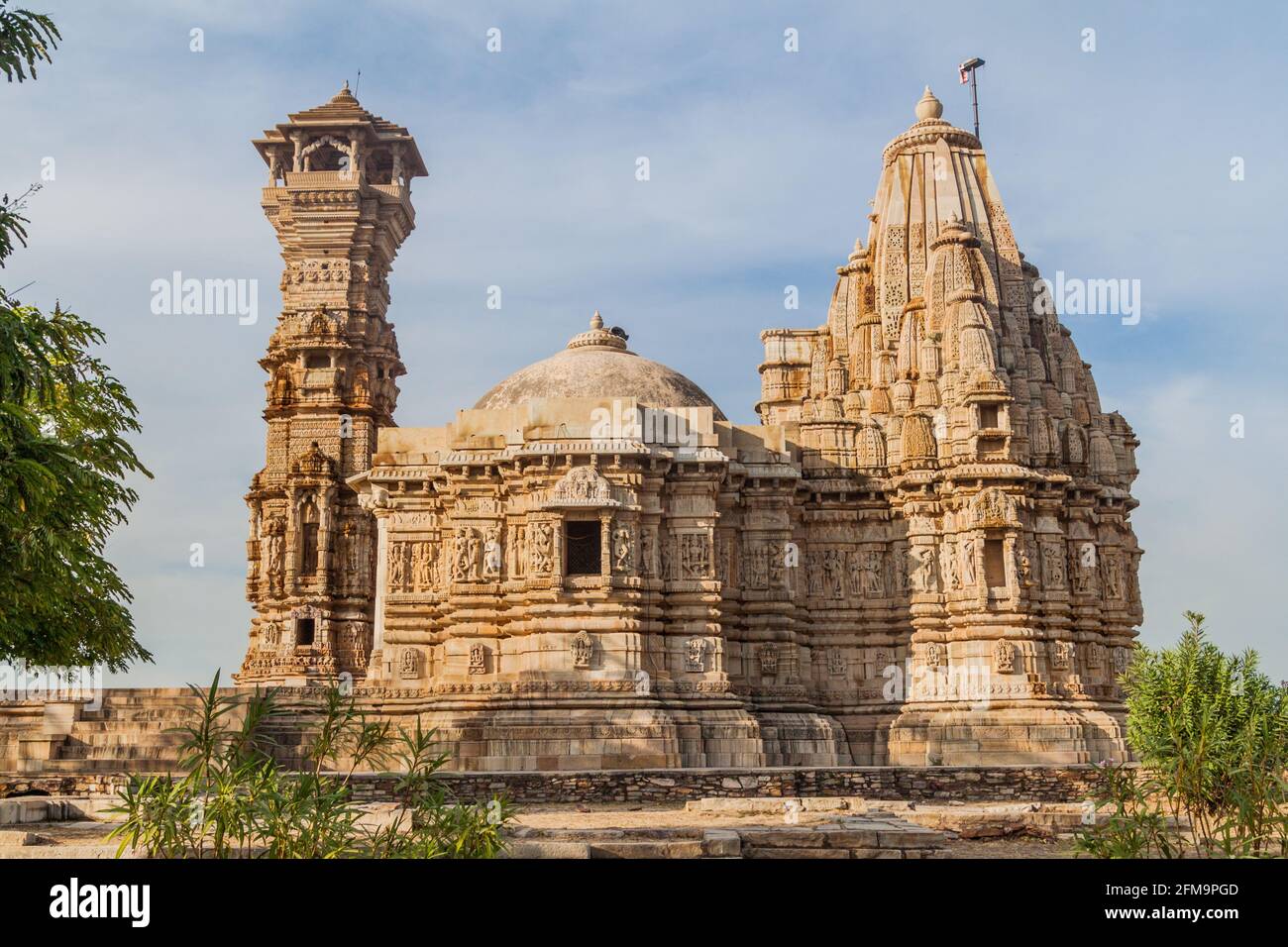 Kirti Stambha (Tower of Fame) und Shri Digamber Jain Adinath Tempel in Chittor Fort in Chittorgarh, Rajasthan Staat, Indien Stockfoto