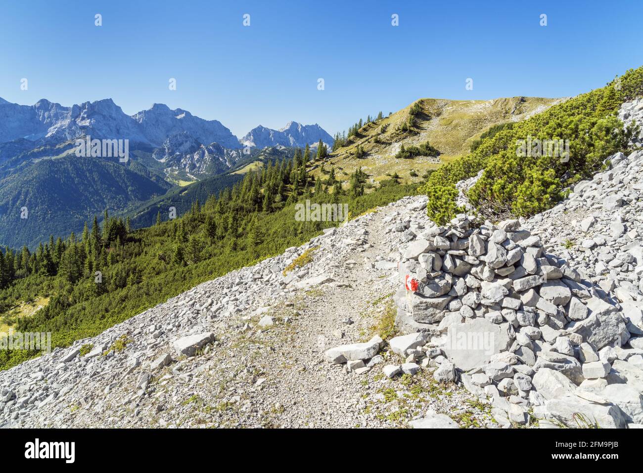 Weg zur Tölzer Hütte im Hintergrund das Karwendelgebirge, Lenggries, Tölzer Land, Oberbayern, Bayern, Deutschland Stockfoto