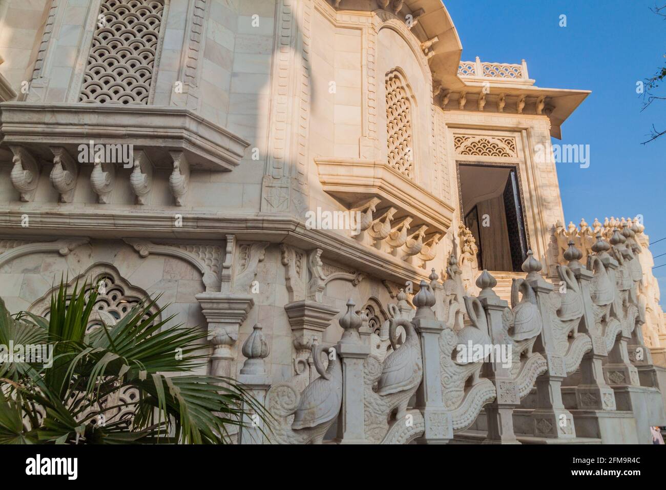 Treppe des Krishna Balaram Mandir Tempels (Tempel der ISKCON Organisation) in Vrindavan, Bundesstaat Uttar Pradesh, Indien Stockfoto